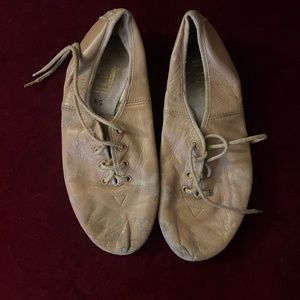 Bloch split sole nude/tan Jazz shoe 5.5- fit is closer to a 5
